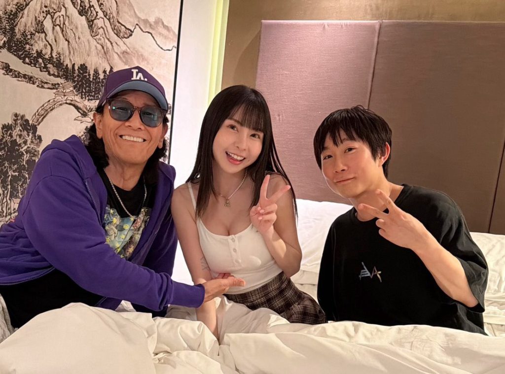從幕後到鎂光燈前：胎尼（Tiny）的詩集創作與日本AV出道之路｜胎尼與日本知名AV男優結城結弦、金手指加藤鷹合影