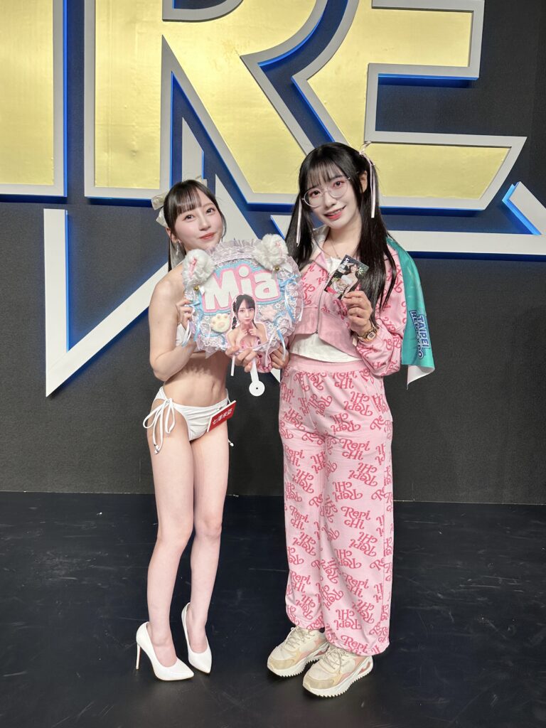 寅仙與AV女優七澤米亞於2025 TRE台北國際紅人展大會舞台合影
