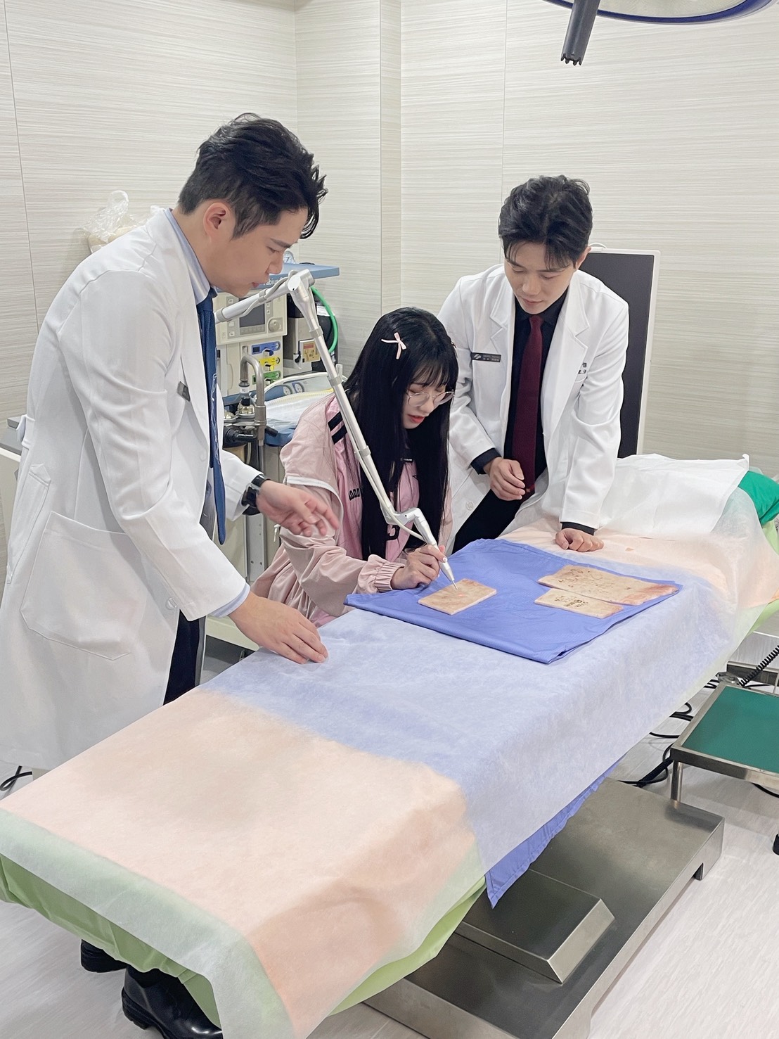 津久診所雙主治醫師陳偉傑、羅詩修於手術室向寅仙示範說明手術流程與器材使用