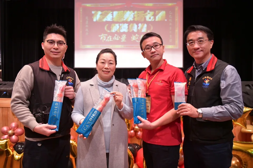 甜一口糖葫蘆-花蓮縣長頒獎肯定品牌成就現場合影