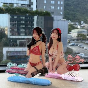 七瀨愛麗絲 × 寅仙 A4壓克力立牌組 Y2K與櫻桃雙款 實拍01