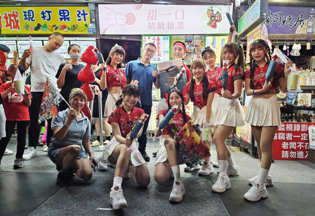 甜一口糖葫蘆-東大門夜市A48攤位與職棒味全龍啦啦隊員合影宣傳活動