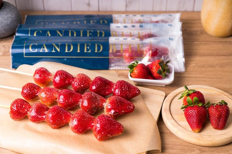 甜一口草莓糖葫蘆-CANDIED BITE 品牌包裝與新鮮草莓擺盤