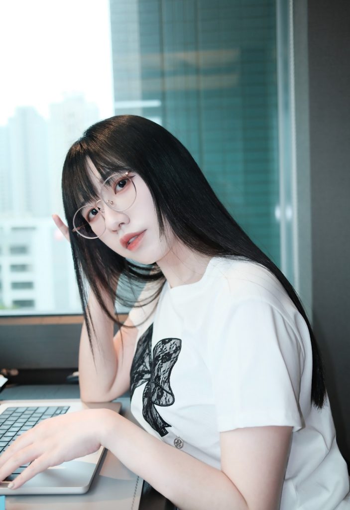 《羽音：最終章》｜寅仙最終內衣寫真集・音樂散文寫真集｜寅仙回頭凝視照
