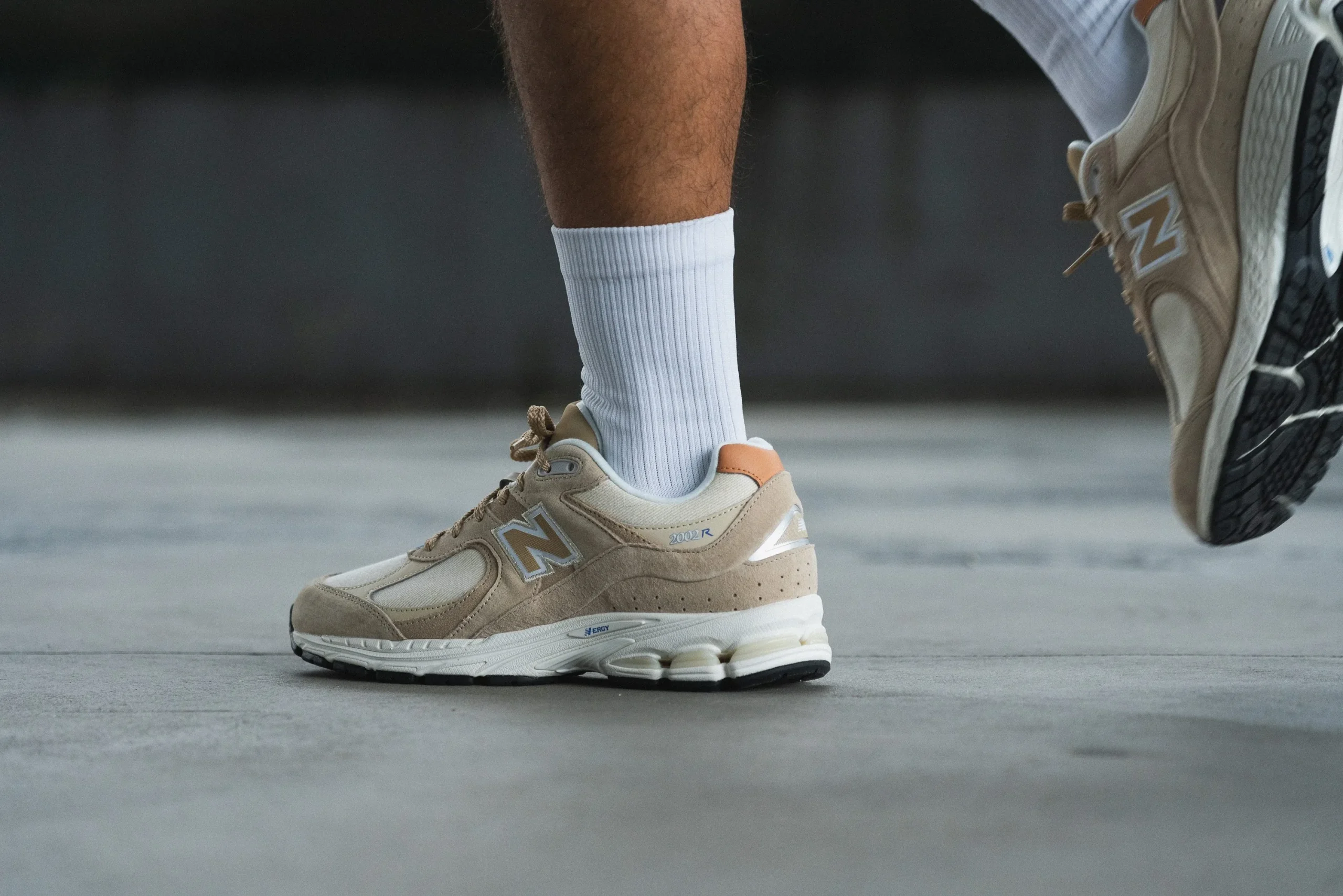2002R 是全球知名運動品牌 New Balance 推出的一款高人氣復古休閒鞋，為 2010 年頂級鞋款 MR2002 的平價復刻升級版本