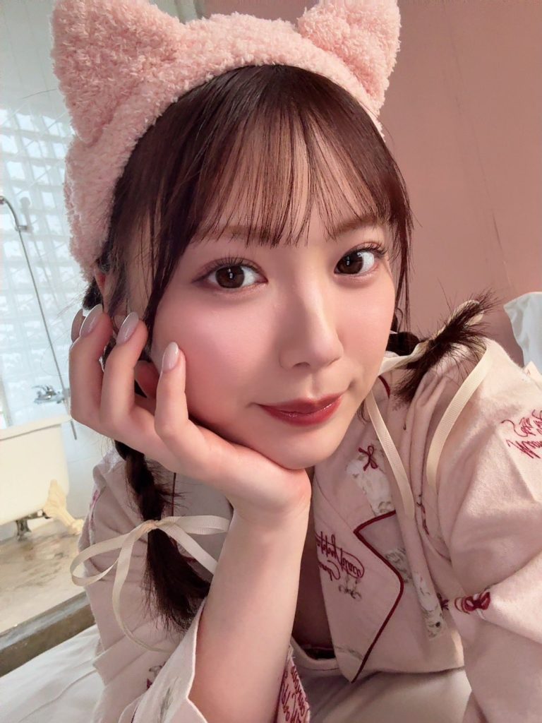 石川澪穿著粉色睡衣與貓耳髮帶的居家造型